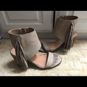 Bootie-sandals with fringe